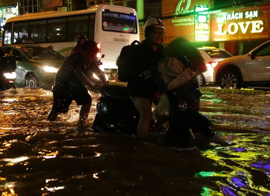 Mưa lớn kết hợp triều cường, TPHCM lại ngập nặng